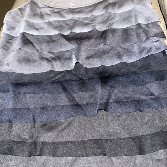 NY&Company waterfall front tank ( worn once ) - Picture 4 of 6